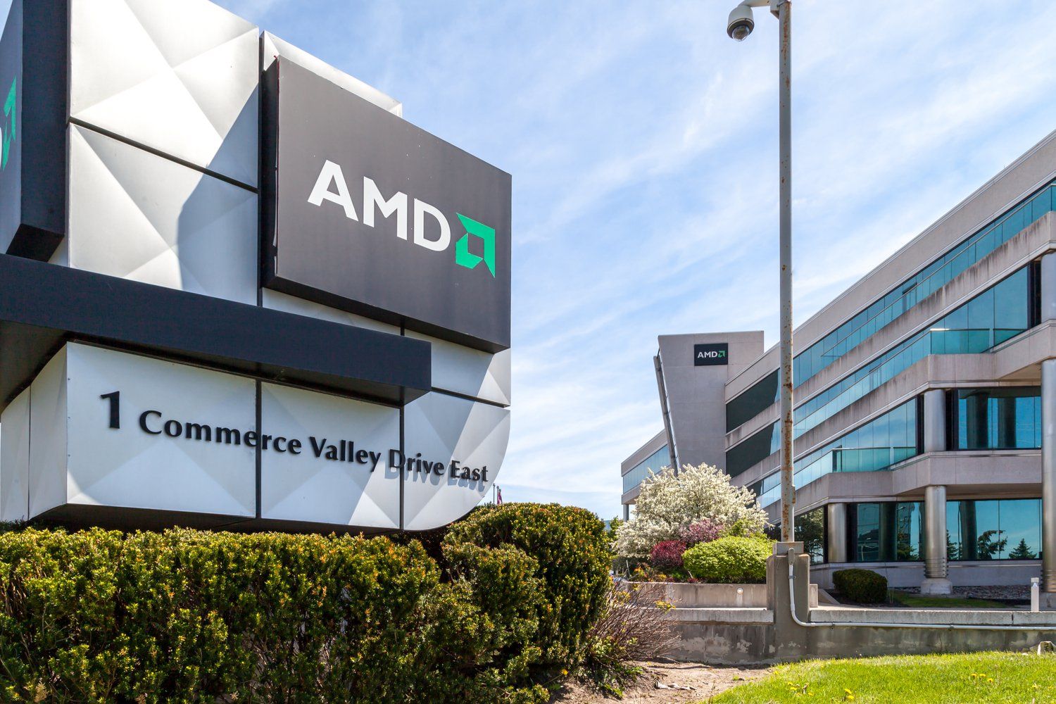 AMD Stock: Navigating Challenges Despite Strong Earnings and Promising Outlook